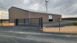 Hangar fermé situé à Brinay. 
Idéal pour tous types de stockage et hivernage de véhicules. L'accès est autonome.